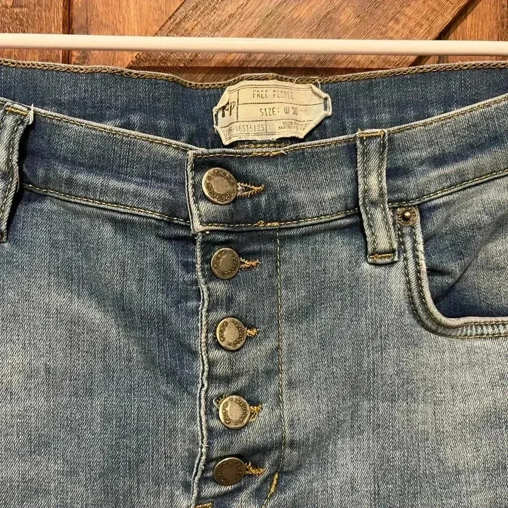FREE PEOPLE Womens light wash blue denim skinny jeans button up size 30 EUC - Picture 2 of 5